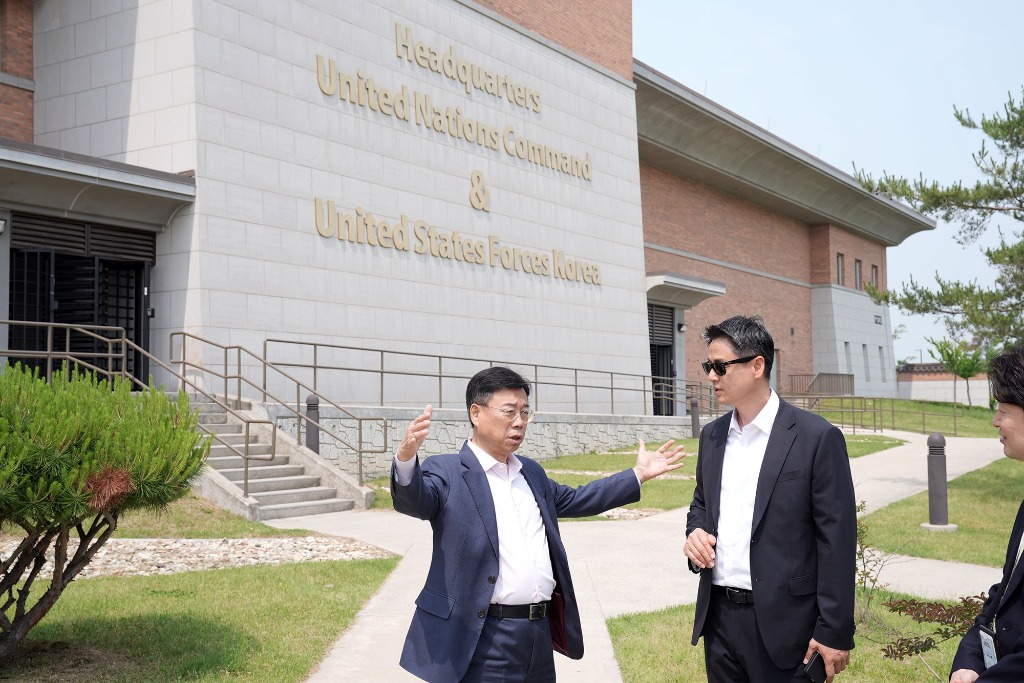 공보관-신상진 성남시장이 29일 주한미군 험프리스 기지사령관 초청으로 평택 기지를 방문해 설명을 듣고 있다.(2) .jpg