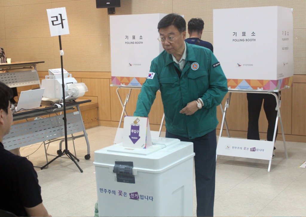 신상진 성남시장이 상대원1동 행정복지센터 사전투표소에서 사전투표를 하고 있다1.jpg