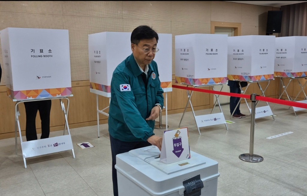 신상진 성남시장이 상대원1동 행정복지센터 사전투표소에서 사전투표를 하고 있다2.jpg