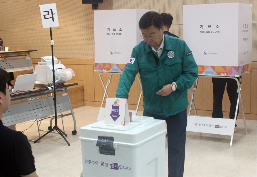 신상진 성남시장이 상대원1동 행정복지센터 사전투표소에서 사전투표를 하고 있다3.jpg