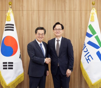 사진자료+1(강성천+경기연구원장).jpg width: 100%; height : 150px