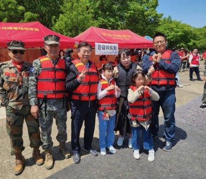 1. 신상진 성남시장이 제103회 어린이날을 맞아 분당구 율동공원 호수에서 개최된 해병대 고무보트 승선 체험 행사에 참석해 현장을 찾은 시민들과 기념촬영을 하고 있다.jpg width: 100%; height : 150px