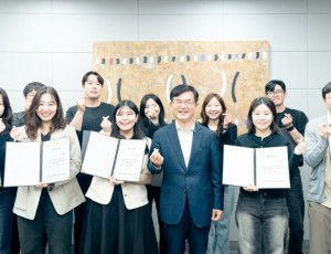 성남문화재단_보드Y_구성원들이 윤정국 대표이사와 기념촬영을 하고 있다.jpg