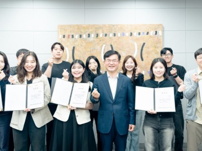 성남문화재단_보드Y_구성원들이 윤정국 대표이사와 기념촬영을 하고 있다.jpg