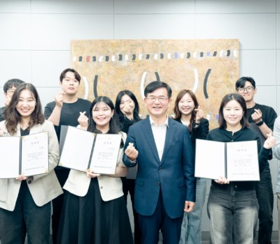 성남문화재단_보드Y_구성원들이 윤정국 대표이사와 기념촬영을 하고 있다.jpg width: 100%; height : 150px