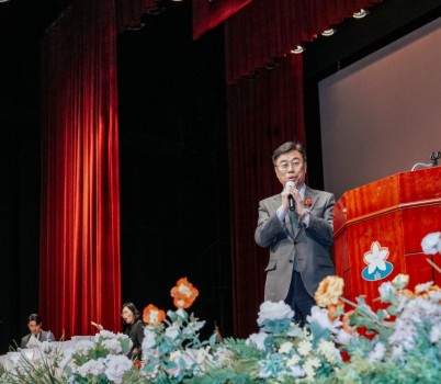 1. 신상진 성남시장이 제53회 어버이날 기념식에 참석해 인사말을 전하고 있다.jpg width: 100%; height : 150px