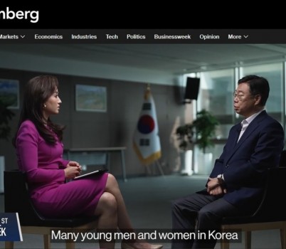 공보관-미국 블룸버그TV ‘월스트리트 위크 보도 중 셰리안 앵커와 인터뷰하고 있는 신상진 성남시장 영상 캡처본(1).jpg width: 100%; height : 150px