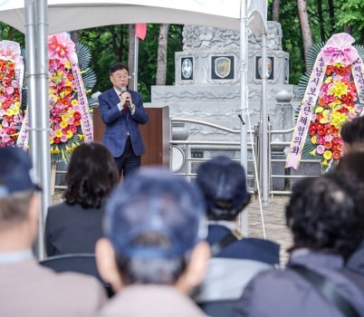 1. 제27주년 월남전참전기념탑 건립 기념식에 참석한 신상진 성남시장이 인사말을 전하고 있다.jpg width: 100%; height : 150px