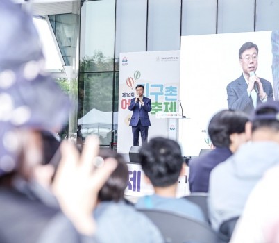 1. 신상진 성남시장이 제14회 지구촌 어울림 축제에 참석해 인사말을 전하고 있다.jpg width: 100%; height : 150px