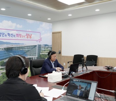 여성가족과-신상진 성남시장이 14일 오전(한국시간) 미국 노스캐롤라이나주 하이포인트(High Point)의 시릴 제퍼슨(Cyril Jefferson) 시장과 화상회의를 하고 있다.(1).jpg width: 100%; height : 150px