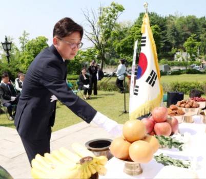 현충탑1.jpg width: 100%; height : 150px