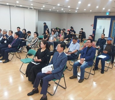 강연을 듣고있는 회원들.jpg width: 100%; height : 150px