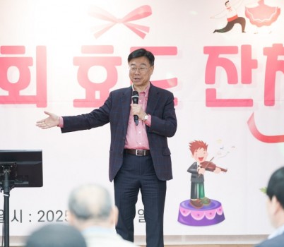 1. 신상진 성남시장이 ‘보통골 효잔치’ 참석해 인사말을 전하고 있다.JPG width: 100%; height : 150px