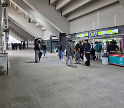 자원순환과-성남시는 오는 5월 24일 성남FC와 부산아이파크 경기부터 탄천종합운동장 내 4곳 매점과 4개 푸드트럭에 다회용기를 도입한다(자료 사진).jpg width: 100%; height : 150px