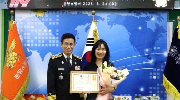 21일, 분당소방서는 생활안전에 기여한 이영애(62)씨에게 ‘민간인 현장활동 유공’ 표창을 수여했다..JPG