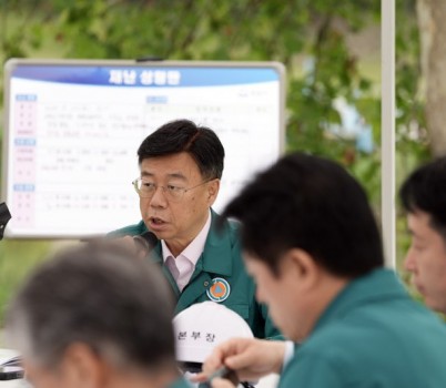 1. 신상진 성남시장이 2025년 재난대응 안전한국훈련 현장에서 훈련상황을 지휘를 하고 있다.jpg