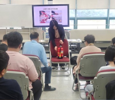 재난안전관-성남시는 5월 21일 성남산업단지관리공단 내 입주업체 직원을 대상으로 화재 안전교육을 실시하고 있다(1).jpg
