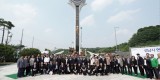 복지정책과-27일 여수동 시청공원에서 열린 현충탑 제막식 참석자들이 기념촬영을 하고 있다..jpg