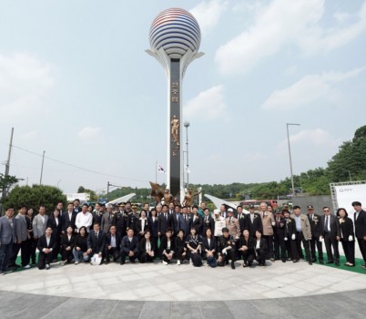 복지정책과-27일 여수동 시청공원에서 열린 현충탑 제막식 참석자들이 기념촬영을 하고 있다..jpg