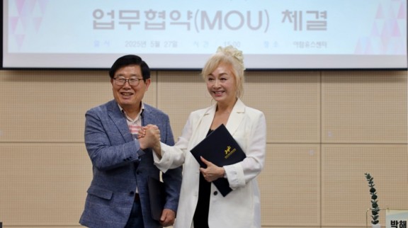 (왼)양경석 대표이사 (오)박해미 대표.JPG