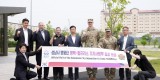 공보관-29일 평택 소재 주한미군 험프리스 기지에서 신상진 성남시장, 라이언 K. 워크맨 험프리스 기지사령관과 관계자들이 함께 기념사진을 찍고 있다. .jpg