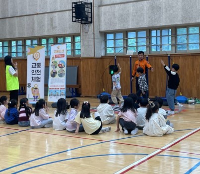 재난안전관-성남시 어린이 안전캠프에서 학생들이 교통안전을 배우고 있다(2025년 사진).jpg