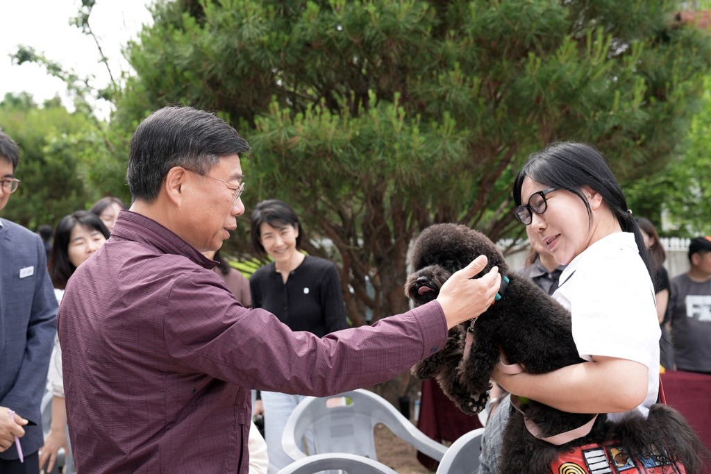 4. 신상진 성남시장이 낙생대 근린공원 반려견 놀이터 개장식에 참석해 주민들과 함께 나온 반려견과 인사를 나누고 있다.jpg