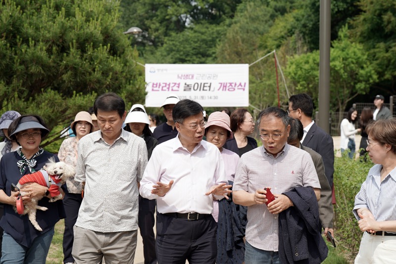 5. 신상진 성남시장이 낙생대 근린공원 반려견 놀이터 개장식에 참석해 시설을 둘러보며 주민들과 대화를 나누고 있다.jpg