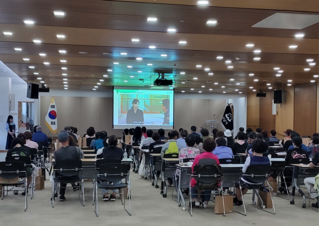 아동보육과-성남시는 6월 4일 오후 시청 3층 한누리에서 위탁가정 부모 100명이 참석한 가운데 보수교육을 했다.jpg