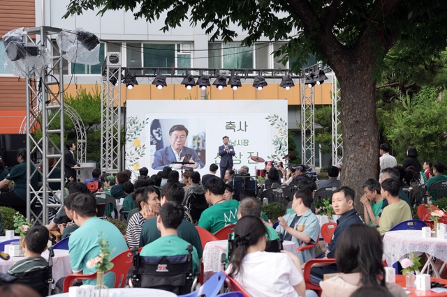 2. 신상진 성남시장이 _제17회 소망재활원 뜨락음악회_ 참석해 인사말을 전하고 있다.jpg