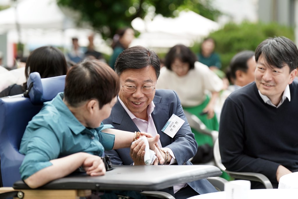3. 신상진 성남시장이 4일 _제17회 소망재활원 뜨락음악회_에서 소망재활원 거주자와 담소를 나누고 있다..jpg