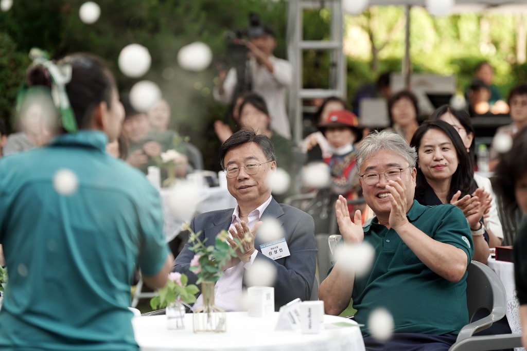 4. 신상진 성남시장이 4일 _제17회 소망재활원 뜨락음악회_에 참석해 양친사회복지회 김병준 대표이사와 함께 소망재활원 거주자들의 공연을 관람하고 있다..jpg