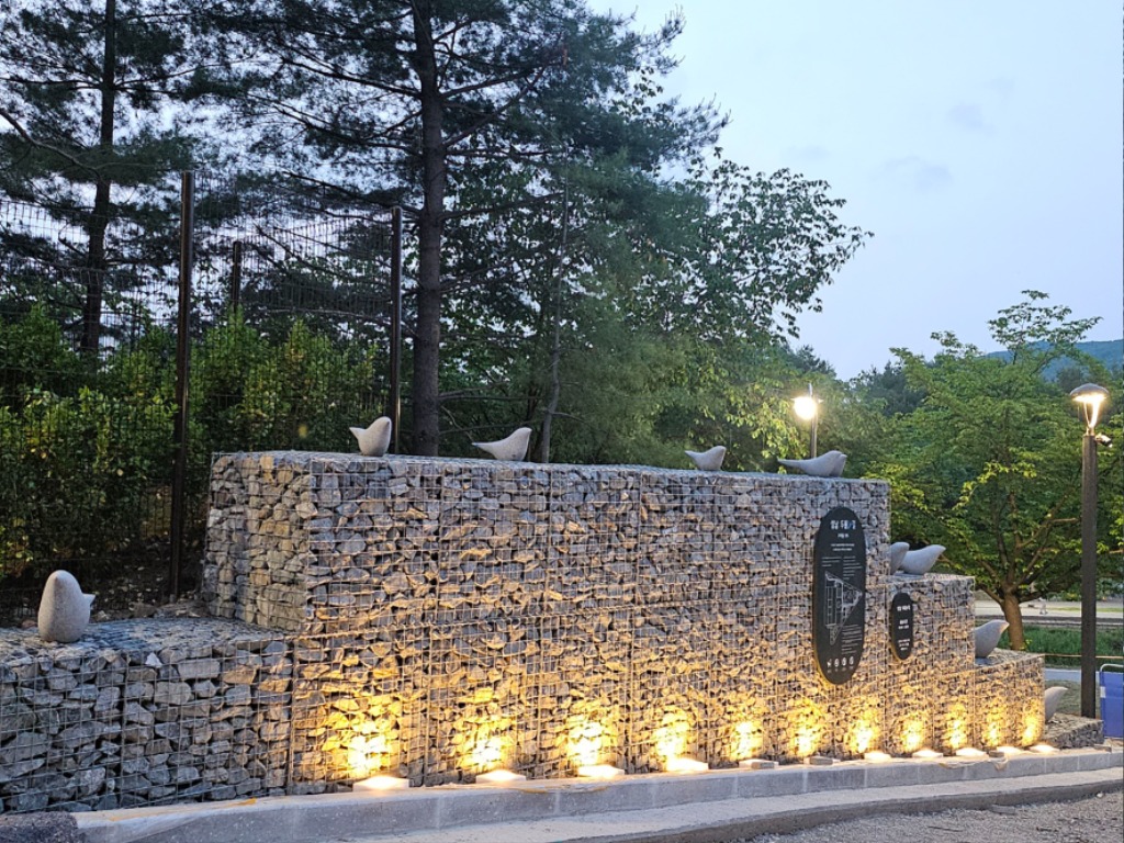 건축과-성남 두물길 동측 탄천 출입구 게비온 옹벽 모습.jpg