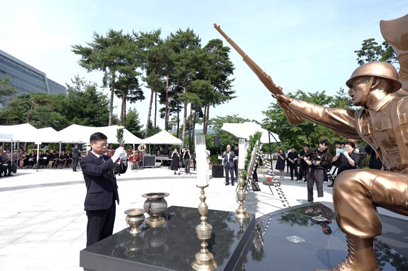 3. 신상진 성남시장이 6일 제70회 현충일 추념식에 참석해 시청공원 현충탑 앞에서 헌화를 하고 있다..jpg