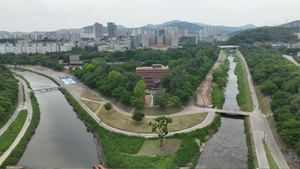 문화관광과-탄천과 동막천 합류 지점에 있는 성남 두물길 전경.jpg