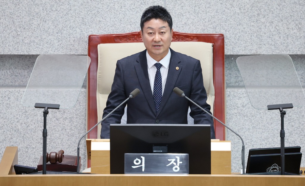250610 김진경 의장, 제384회 정례회 개회 _민생 경제 회복 최우선 과제, 여야정 협치 통한 민생 지원 강화_ (2).JPG