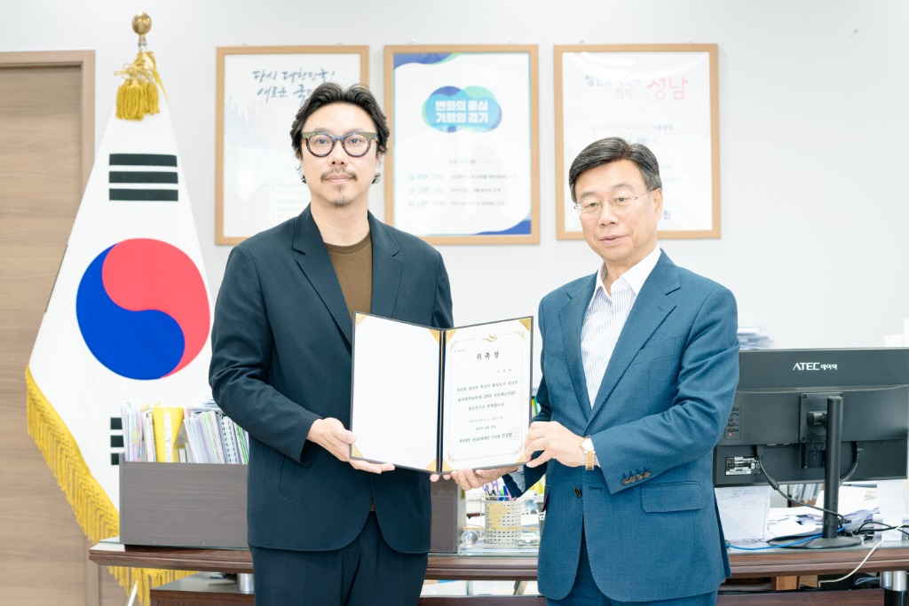 신상진 성남문화재단 이사장(사진 오른쪽)이 이진준 2025 성남페스티벌 총감독(사진 왼쪽)에게 위촉장을 수여하고 있다.jpg