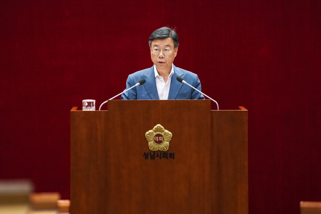 공보관-신상진 성남시장은 13일 열린 성남시의회 제1차 정례회 제2차 본회의에서 시정질문에 대한 총괄 답변을 하고 있다(2).jpg