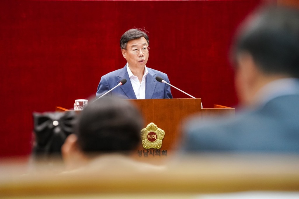 공보관-신상진 성남시장은 13일 열린 성남시의회 제1차 정례회 제2차 본회의에서 시정질문에 대한 총괄 답변을 하고 있다(3).jpg