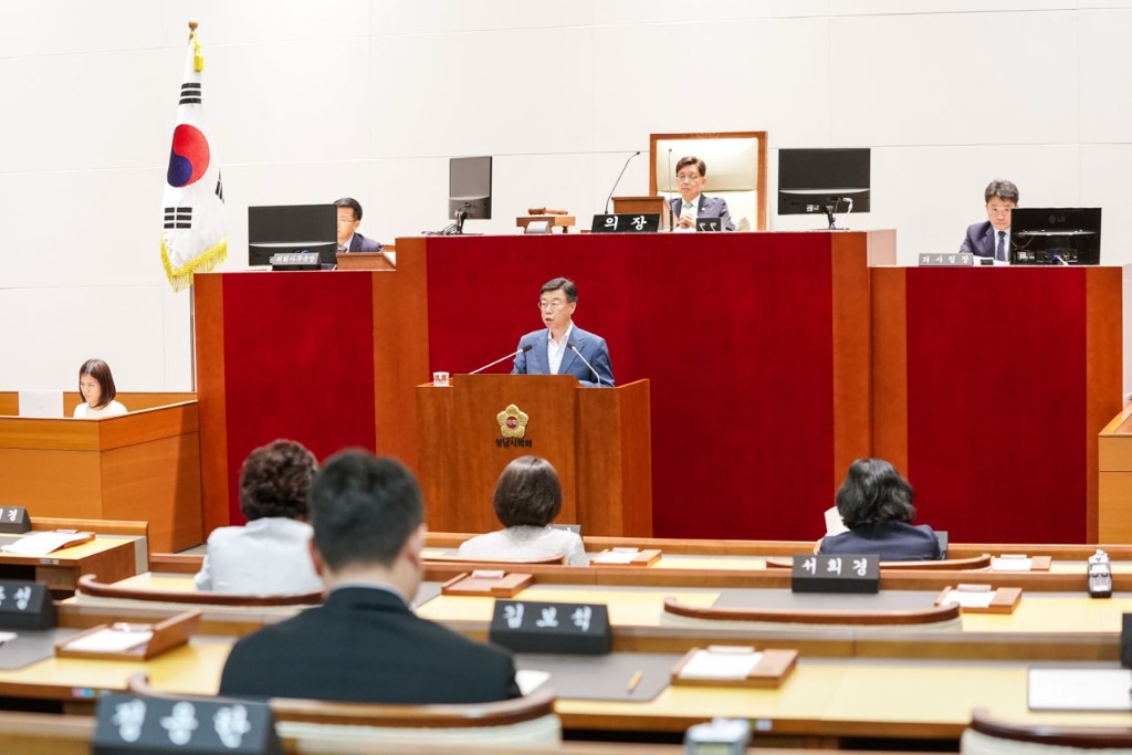 공보관-신상진 성남시장은 13일 열린 성남시의회 제1차 정례회 제2차 본회의에서 시정질문에 대한 총괄 답변을 하고 있다(4).jpg