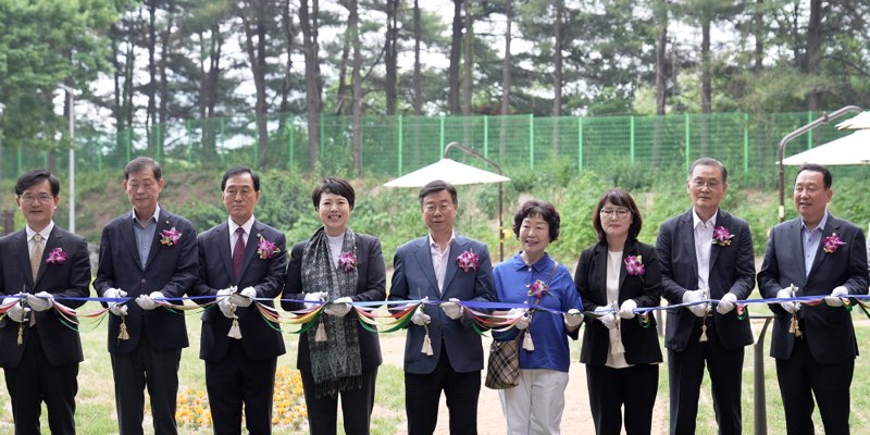 2. 신상진 성남시장이 성남물빛정원 두물길 산책로 개장식에서 주요 내빈들과 함께 테이프 커팅식을 진행하고 있다.jpg