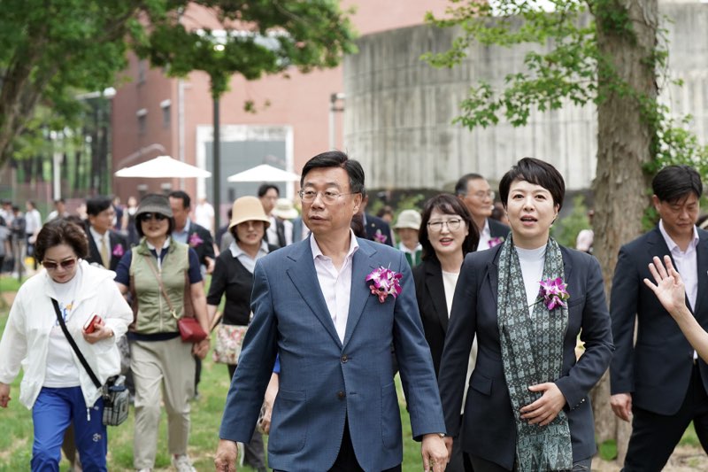 3. 신상진 성남시장이 성남물빛정원 두물길 산책로 개장식을 마친 후 주요 내빈과 시민들과 함께 새롭게 조성된 산책길을 걸으며 현장을 둘러보고 있다.jpg