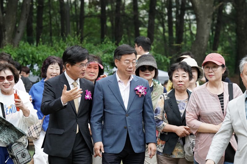4. 신상진 성남시장이 성남물빛정원 두물길 산책로 개장식을 마친 후 시민들과 함께 새롭게 조성된 산책길을 걸으며 현장을 둘러보고 있다.jpg