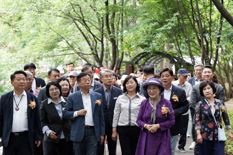 3. 신상진 성남시장을 비롯한 개장식 참석자들이 새롭게 조성된 산책로를 걷고 있다.jpg