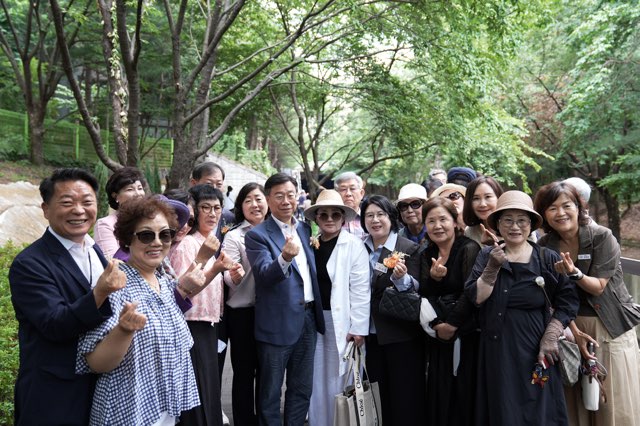 4. 신상진 성남시장을 비롯한 개장식 참석자들이 새롭게 조성된 산책로를 걸으며 기념촬영을 하고 있다.jpg