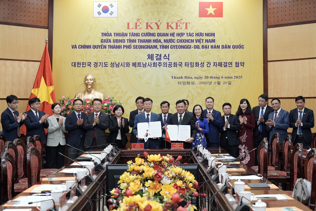 신상진 성남시장과 베트남 타잉화성 인민위원회 응우옌 반 티 상임부성장이 타잉화성 인민위원회 청사에서 자매결연 협약식을 개최하고 있다1.jpg