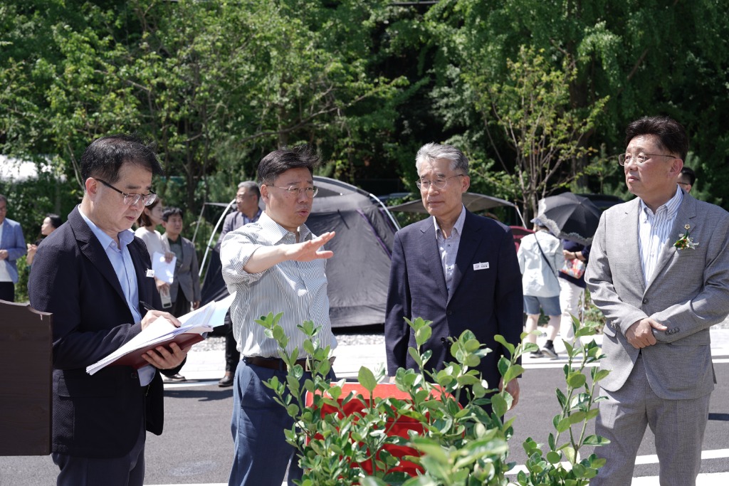3. 신상진 성남시장과 안광림 성남시의회 부의장 및 시 관계자들이 오토캠핑장 현장을 시찰하고 있다..JPG