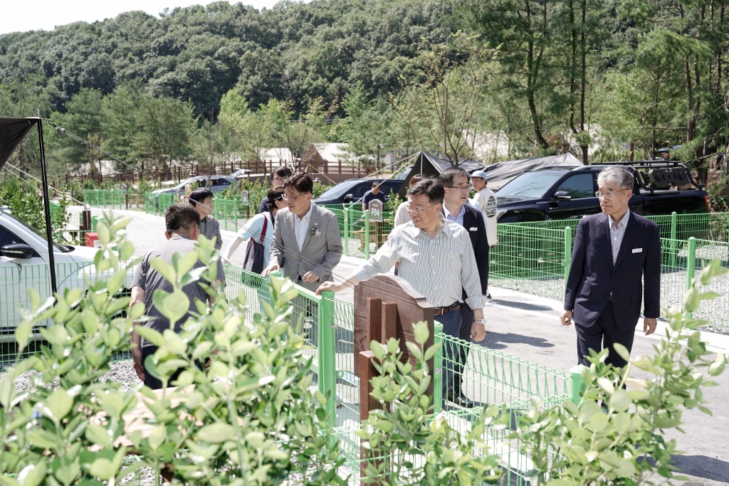 5. 신상진 성남시장이 율동공원 오토캠핑장을 예약하여 이용 중인 시민들과 인사를 나누고 있다..jpg