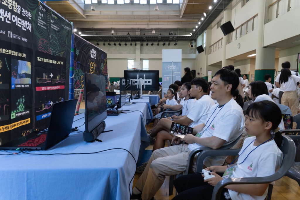미래산업과-가족들이 22일 중원유스센터에서 열린 ‘2025 게임팸크닉(GAME FAMily piCNIC)’ 행사에서 인디게임을 체험하고 있다..jpg