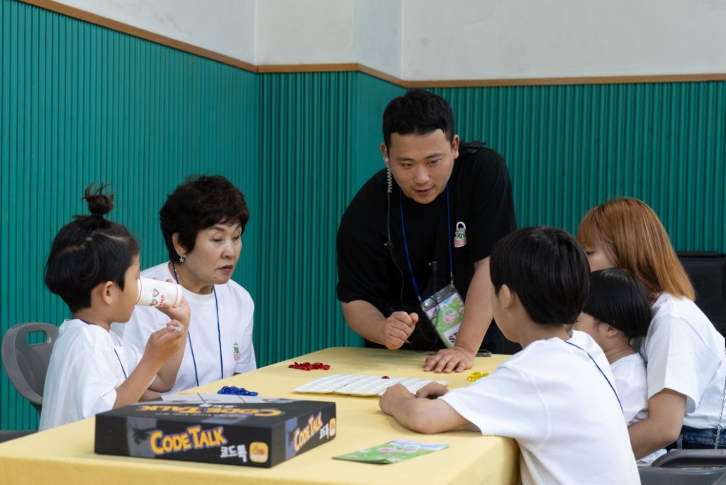 미래산업과-한 가족이 22일 중원유스센터에서 열린 ‘2025 게임팸크닉(GAME FAMily piCNIC)’ 행사에서 보드게임을 즐기고 있다. .jpg